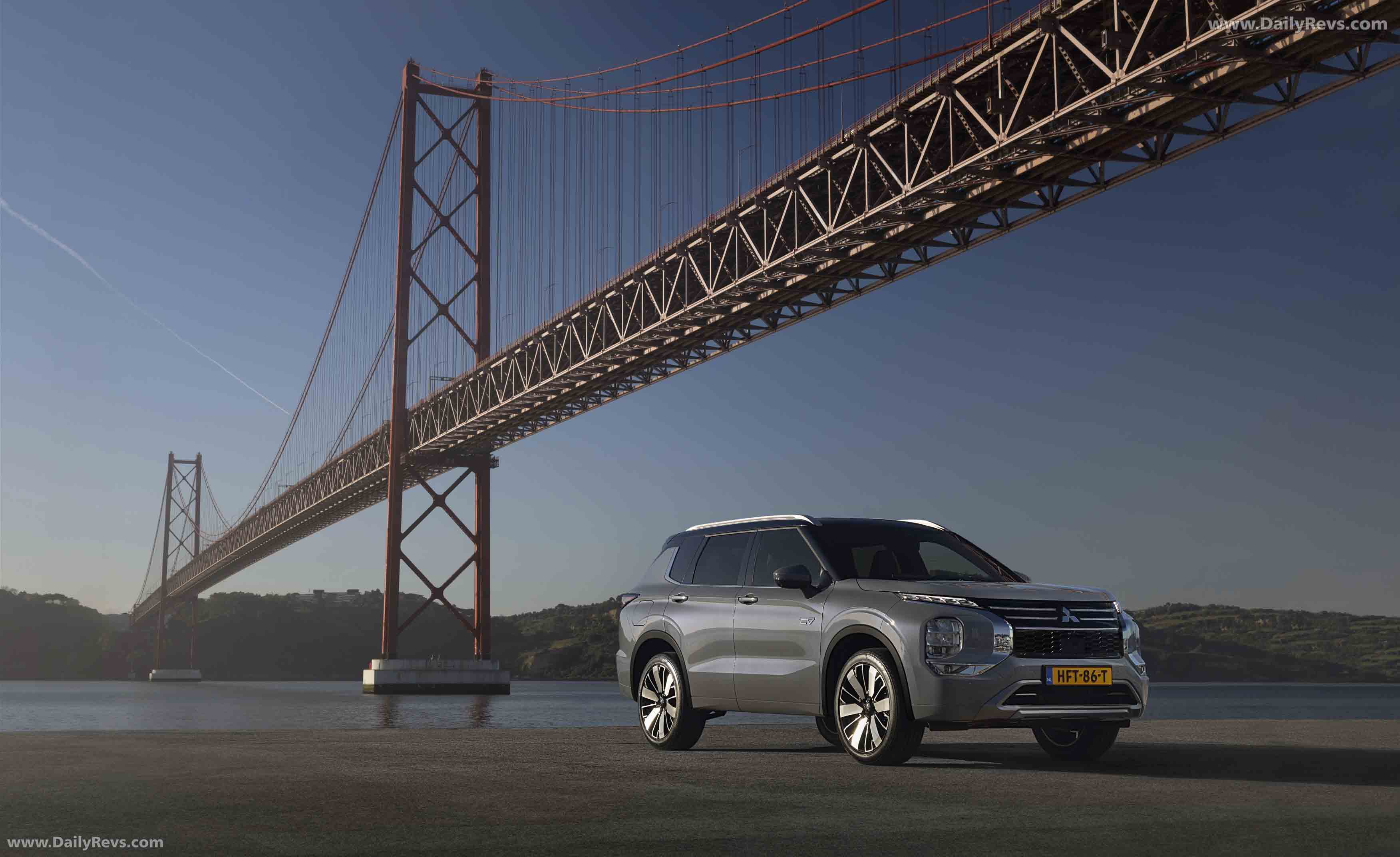 2025 Mitsubishi Outlander PHEV European Version Front View