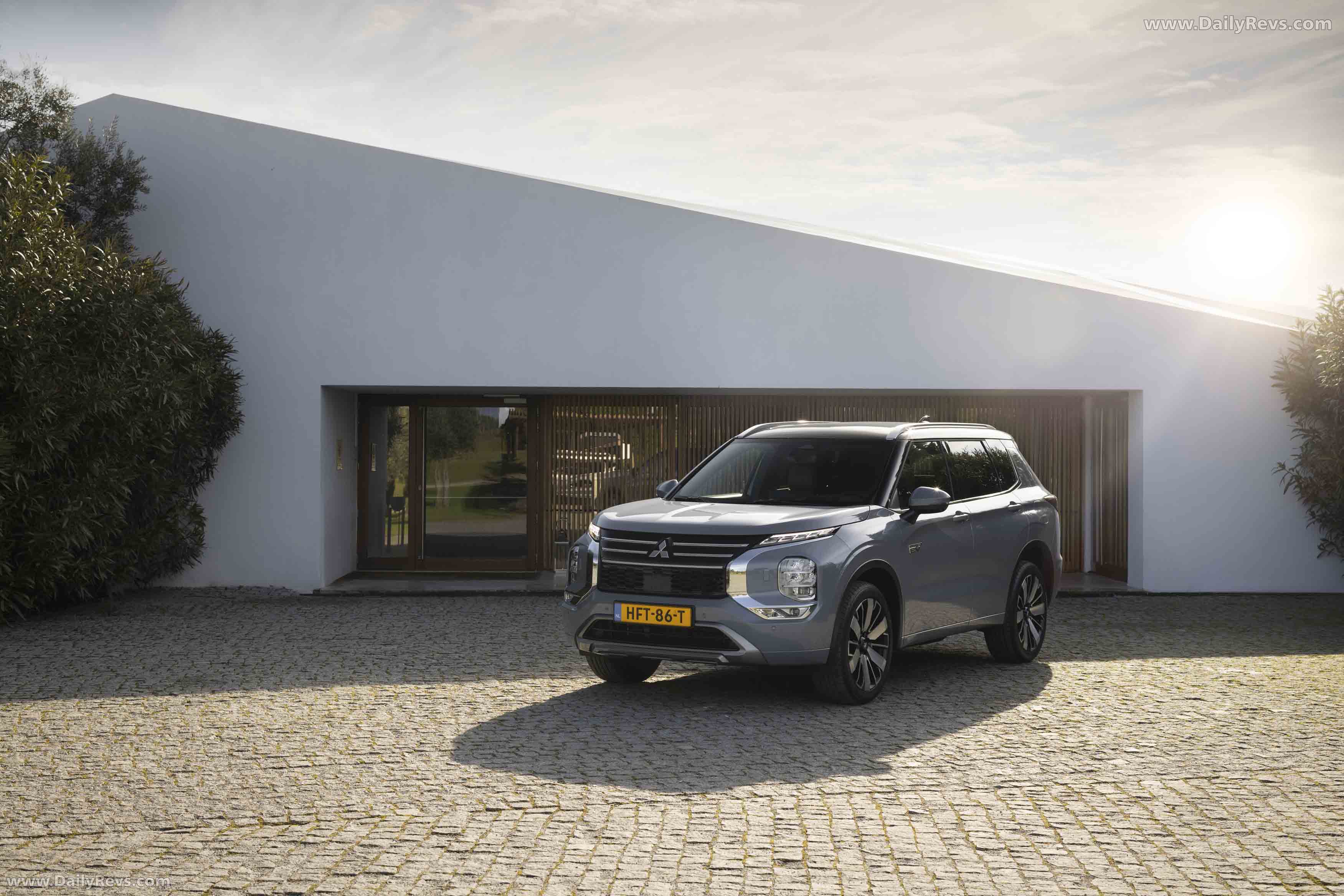 2025 Mitsubishi Outlander PHEV European Version Front View