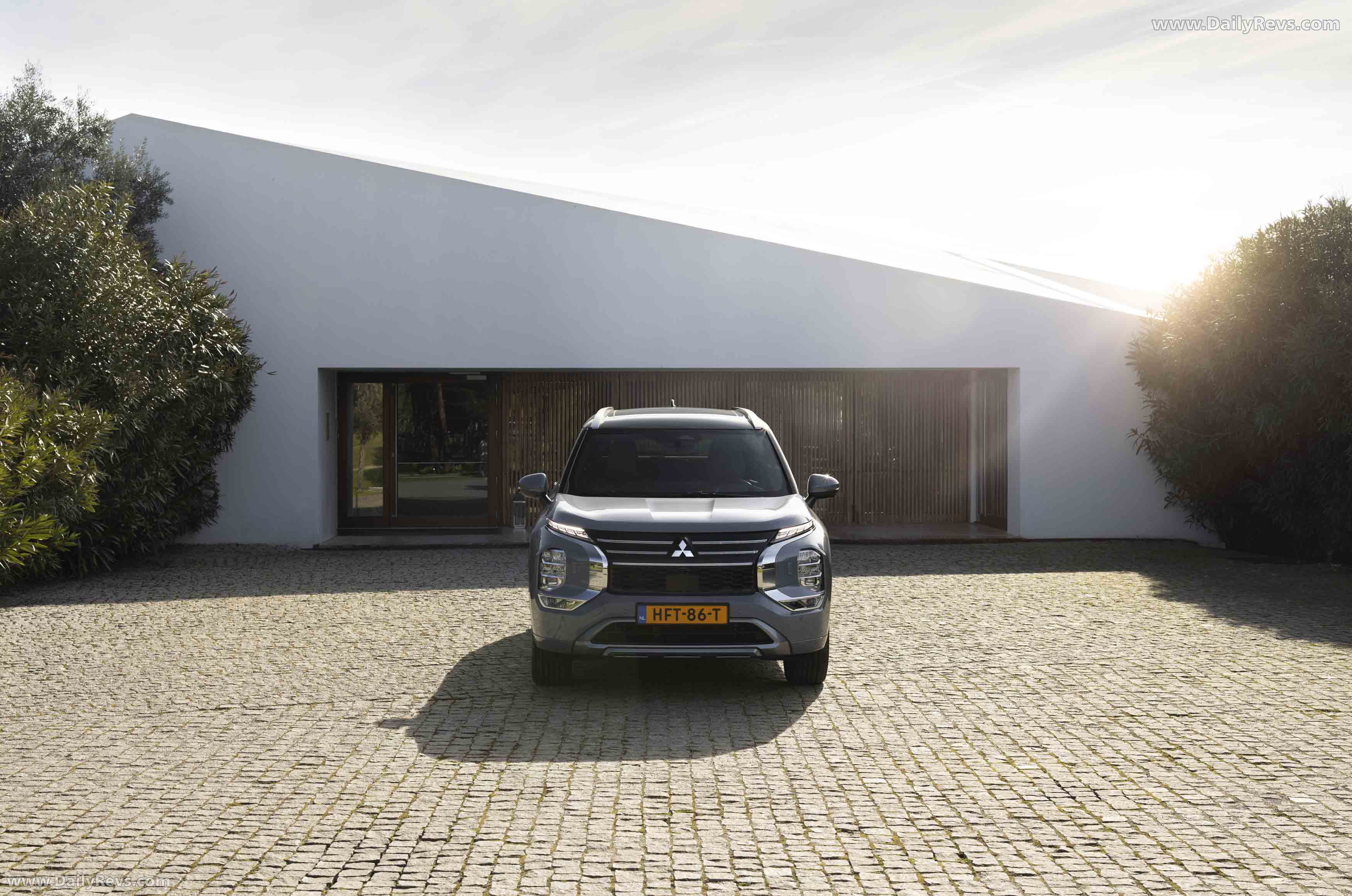 2025 Mitsubishi Outlander PHEV European Version Front View