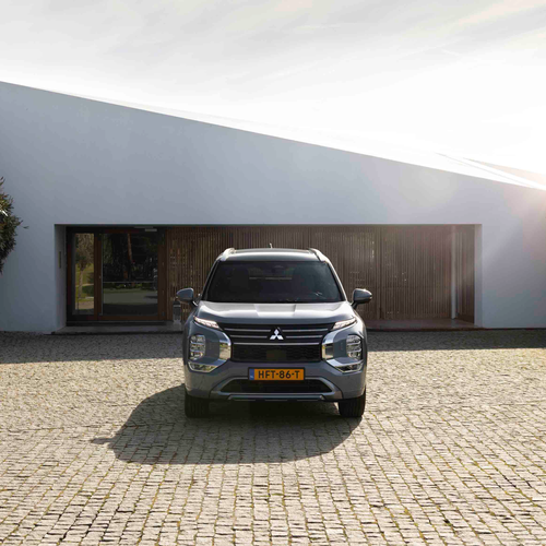 2025 Mitsubishi Outlander PHEV European Version Front View