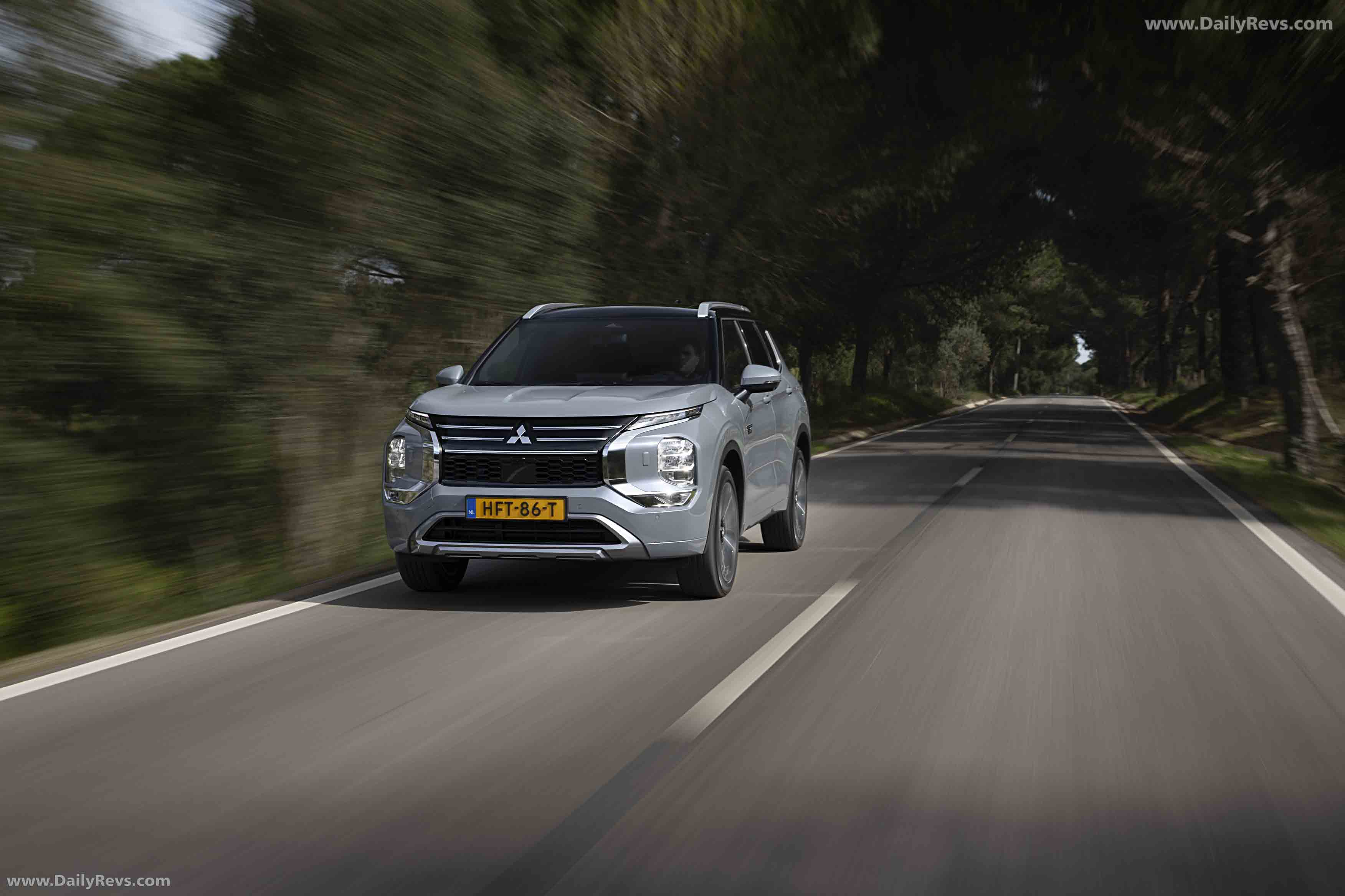2025 Mitsubishi Outlander PHEV European Version Front View