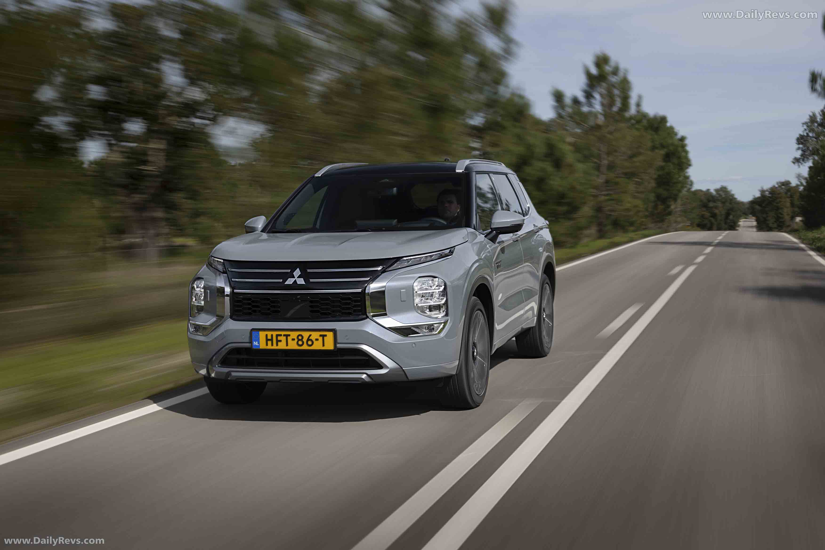 2025 Mitsubishi Outlander PHEV European Version Front View