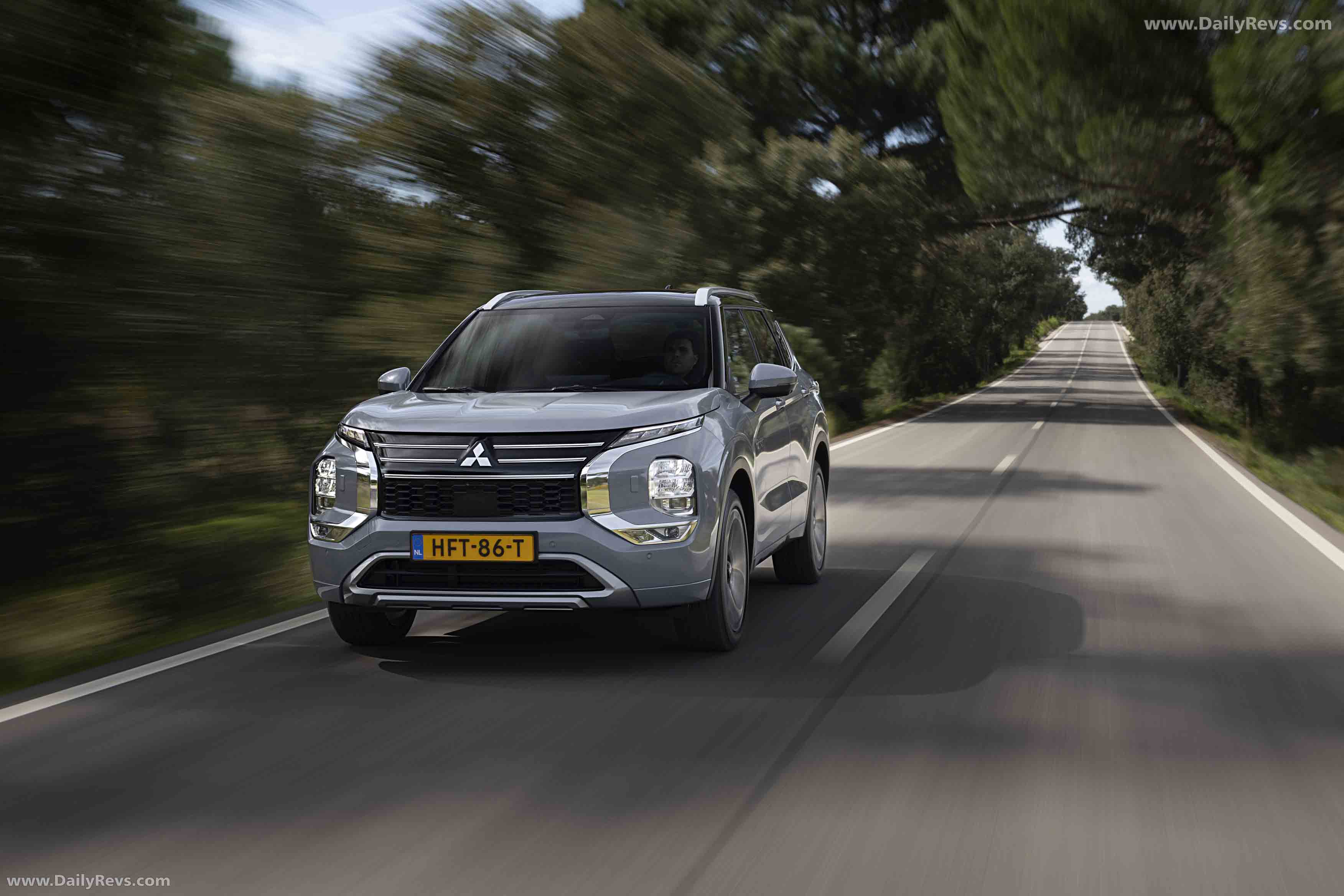 2025 Mitsubishi Outlander PHEV European Version Front View