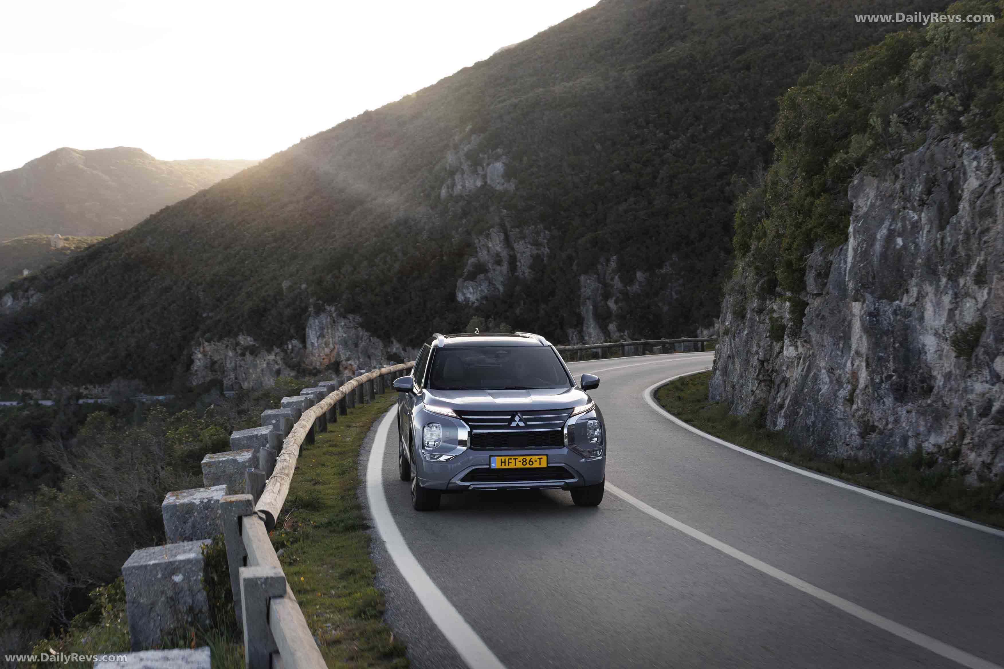 2025 Mitsubishi Outlander PHEV European Version Front View
