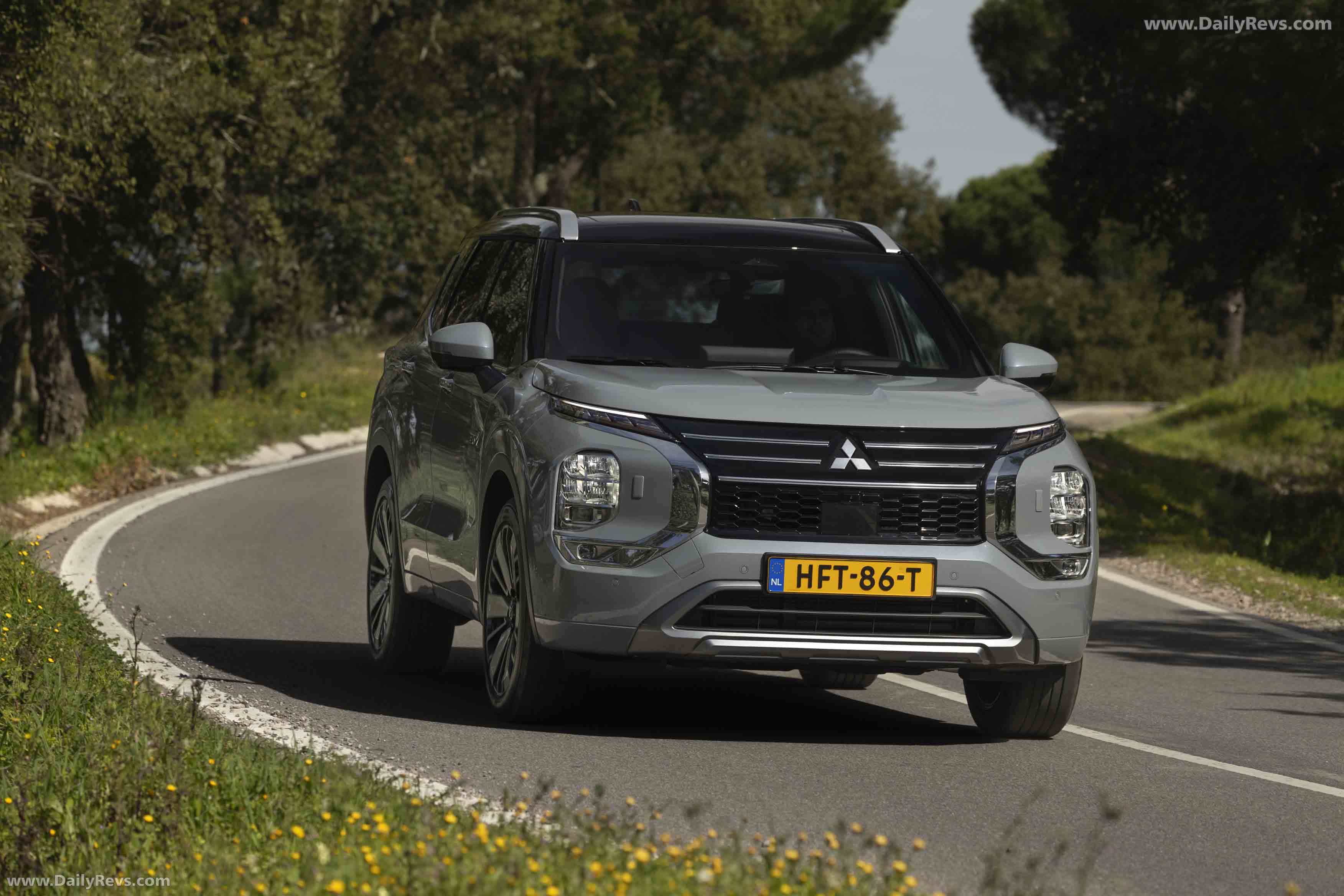 2025 Mitsubishi Outlander PHEV European Version Front View