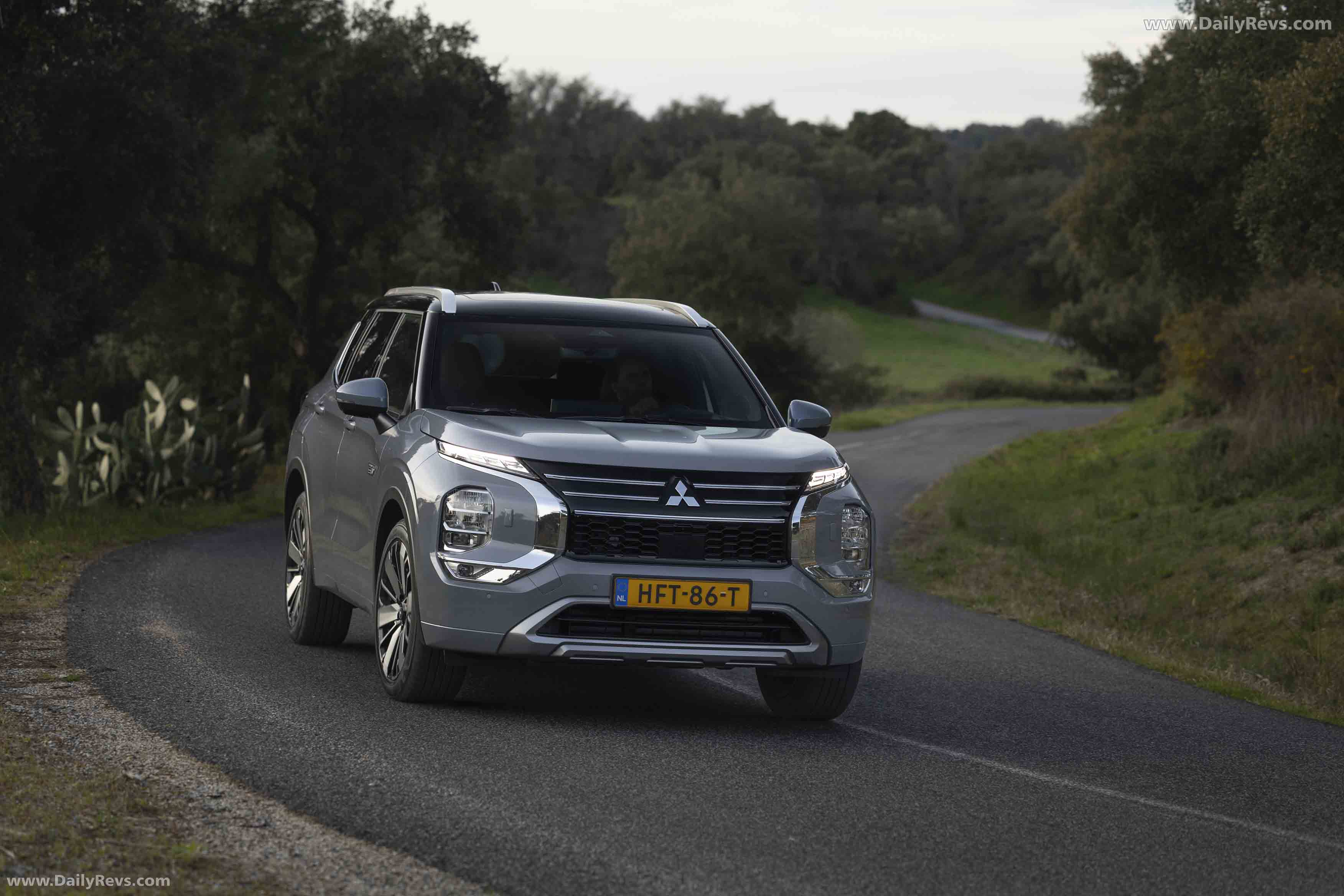 2025 Mitsubishi Outlander PHEV European Version Front View