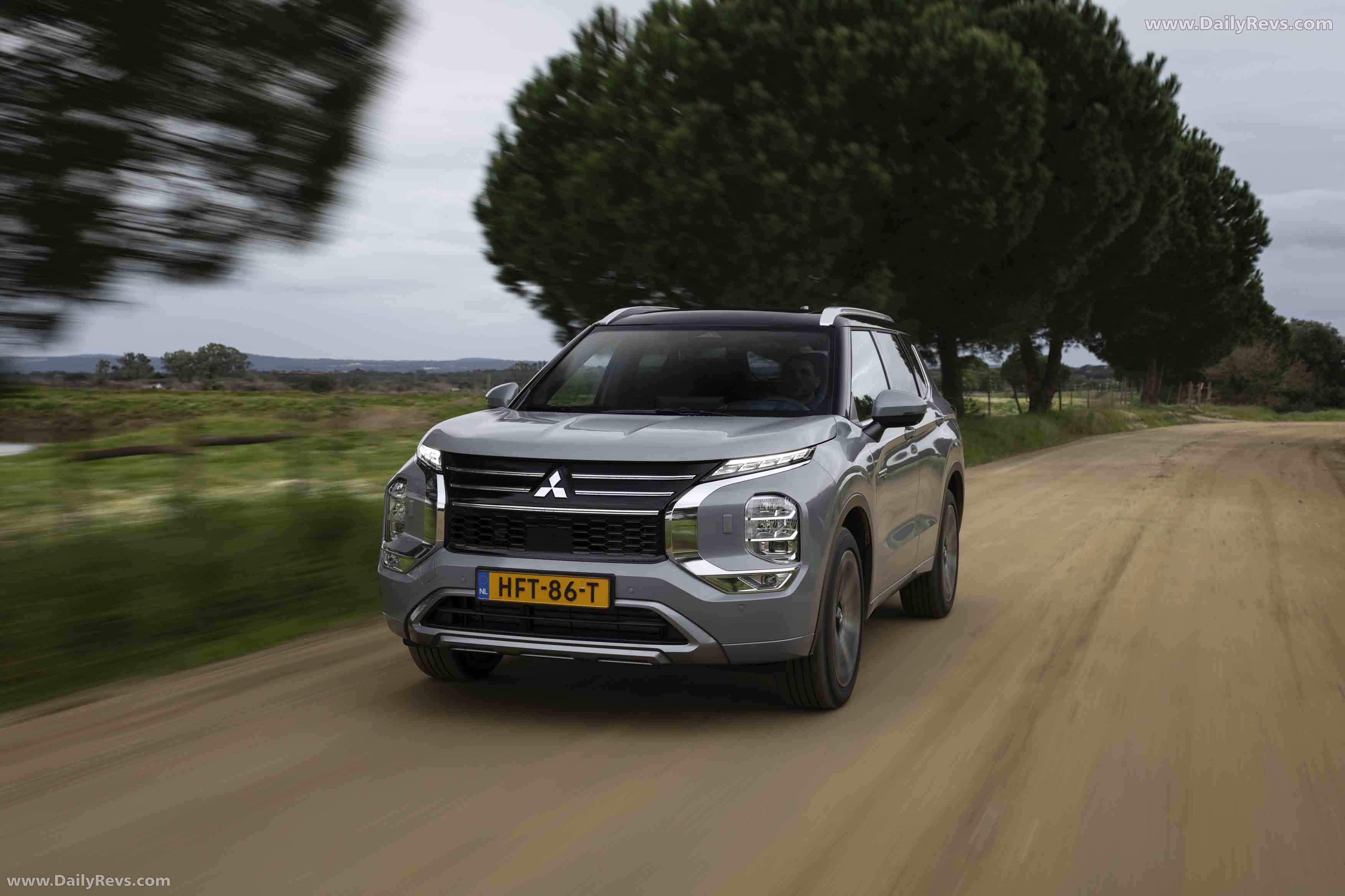 2025 Mitsubishi Outlander PHEV European Version Front View