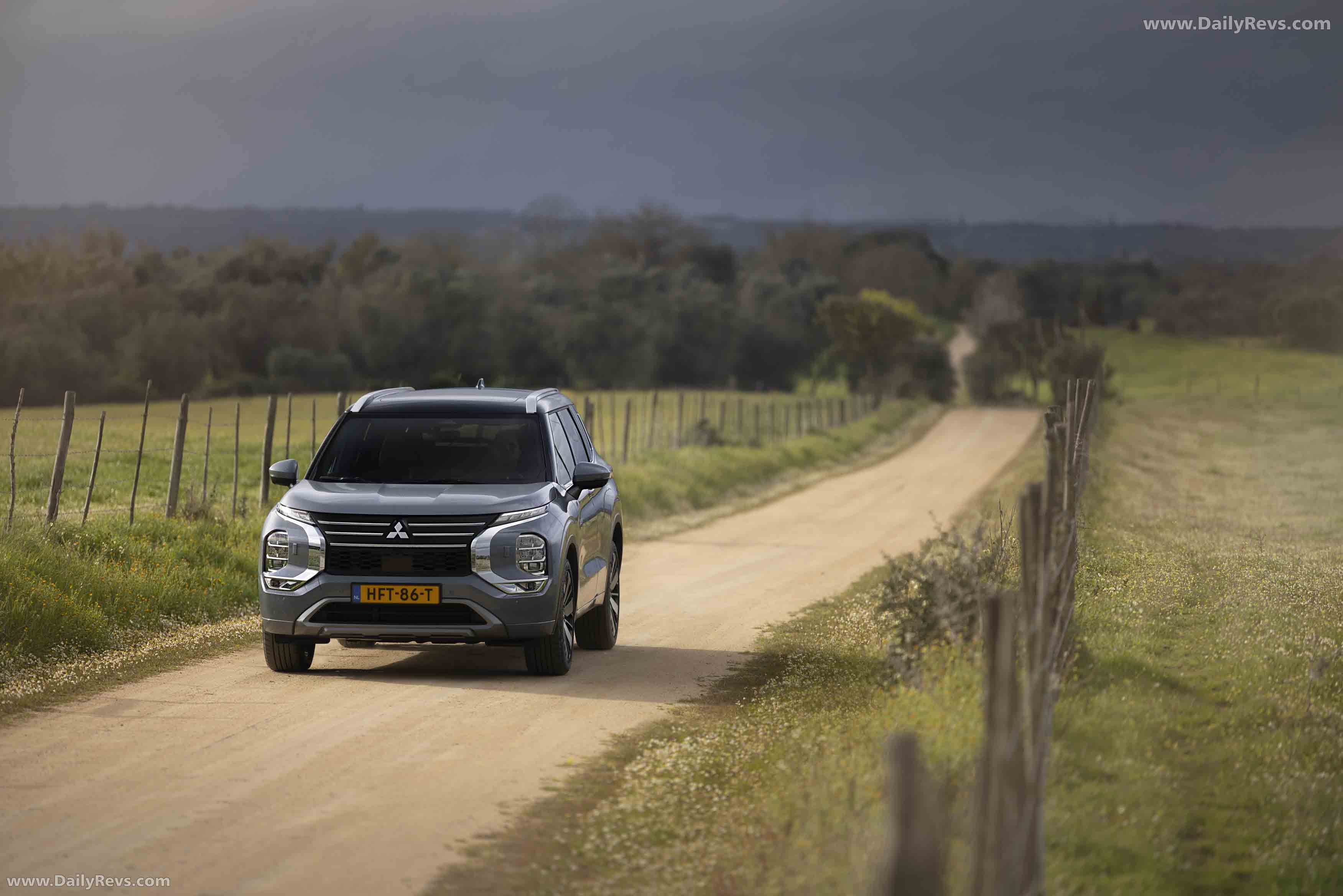 2025 Mitsubishi Outlander PHEV European Version Front View