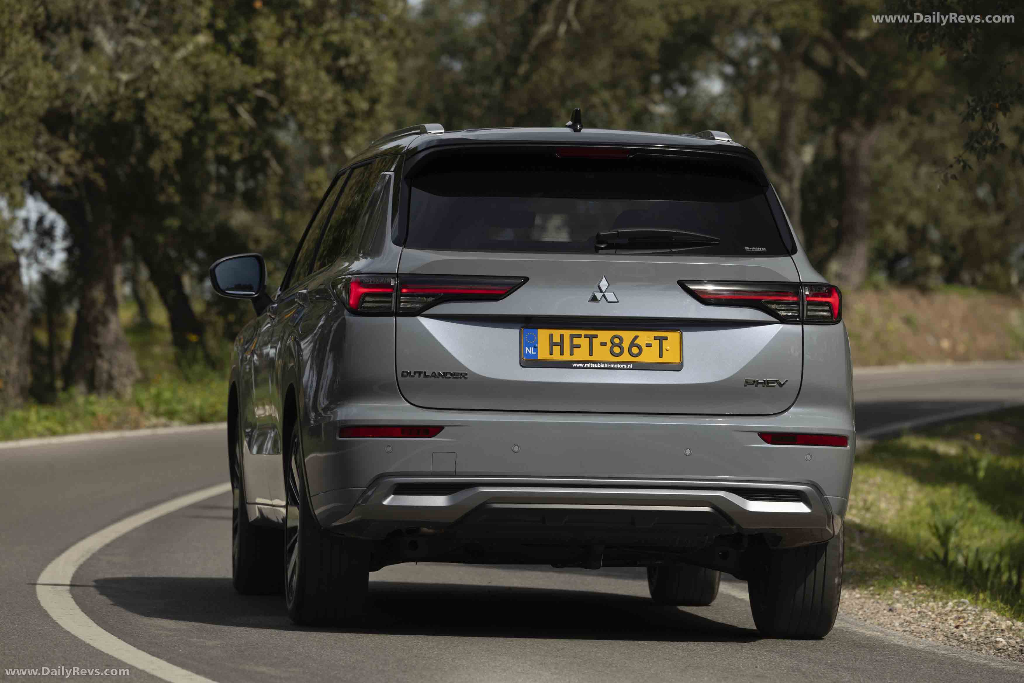 2025 Mitsubishi Outlander PHEV European Version Rear View