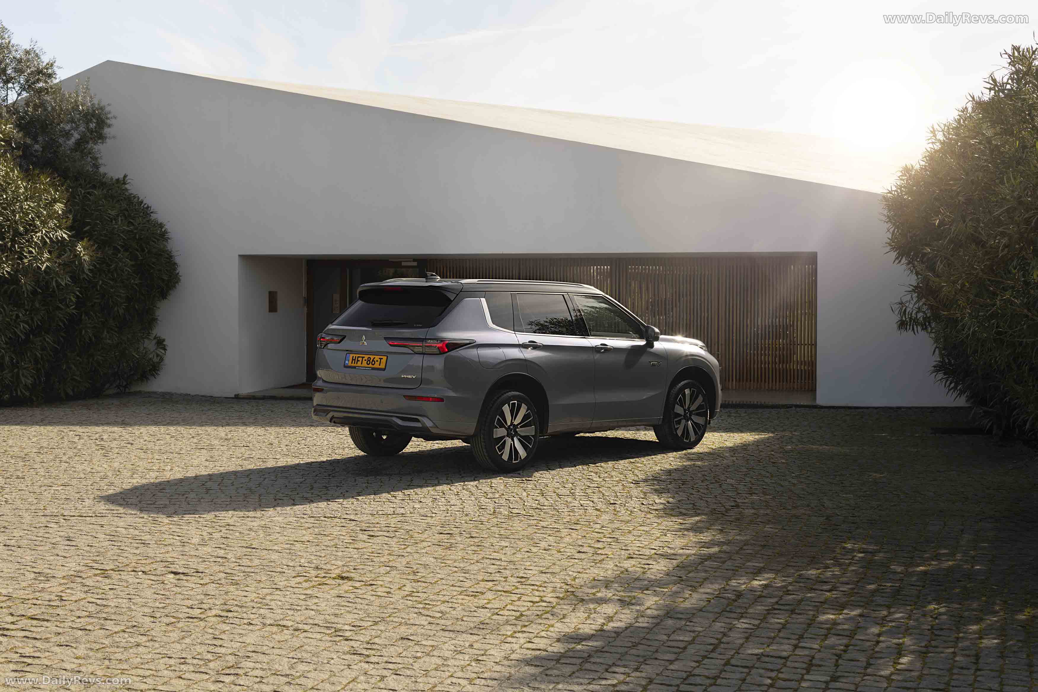 2025 Mitsubishi Outlander PHEV European Version Rear View