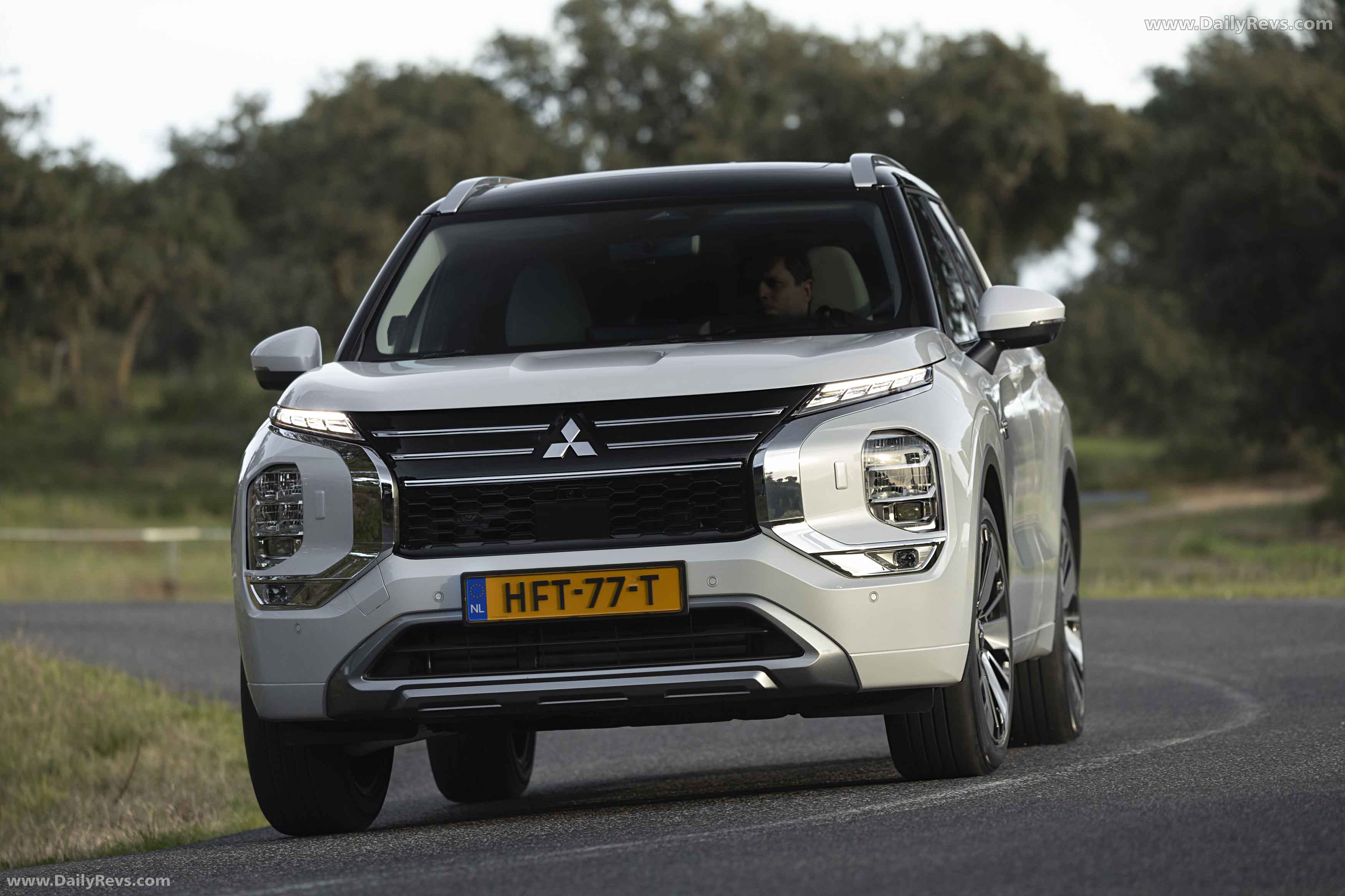 2025 Mitsubishi Outlander PHEV White Diamond Front View
