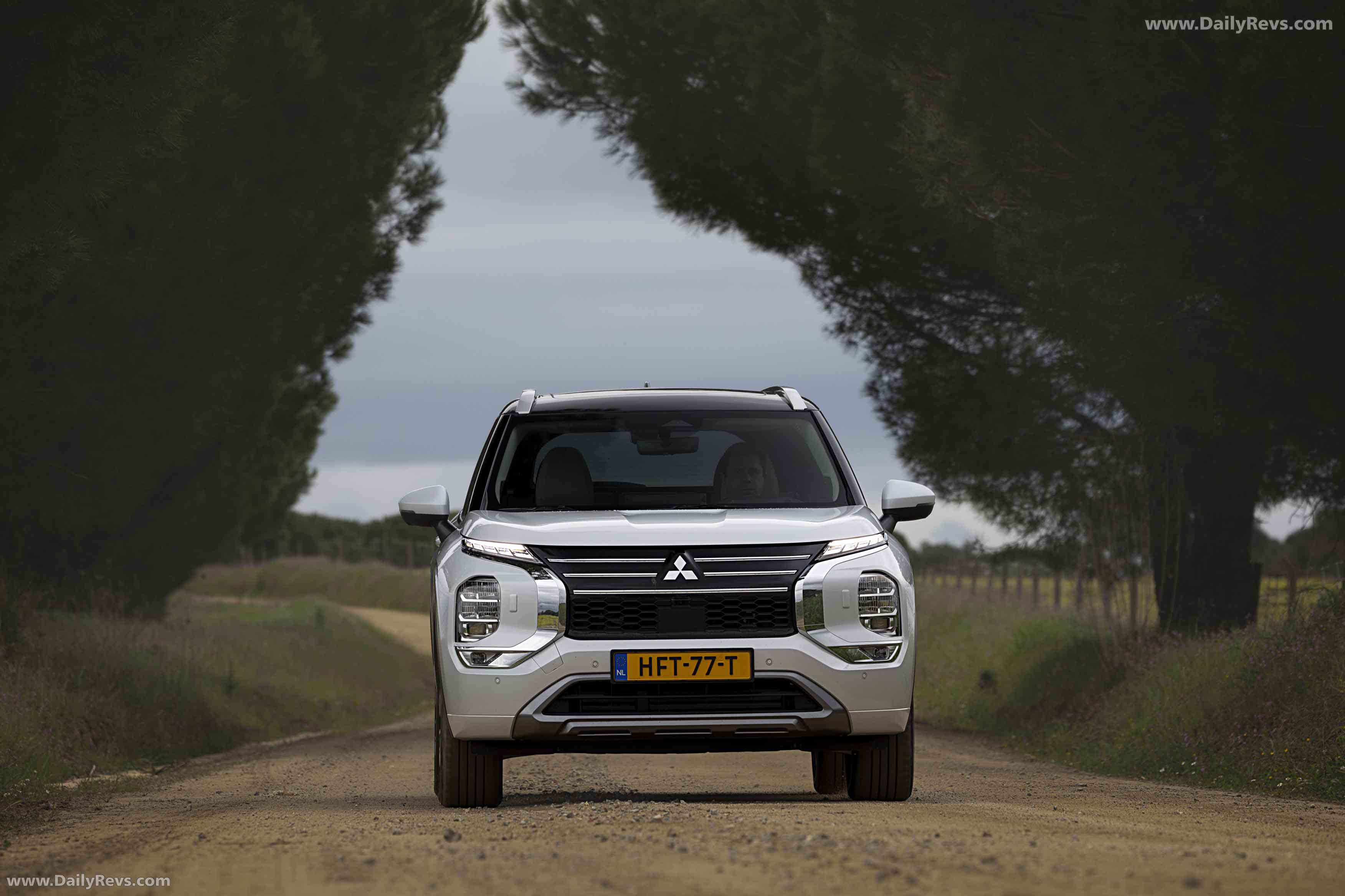 2025 Mitsubishi Outlander PHEV White Diamond Front View