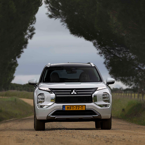 2025 Mitsubishi Outlander PHEV White Diamond Front View