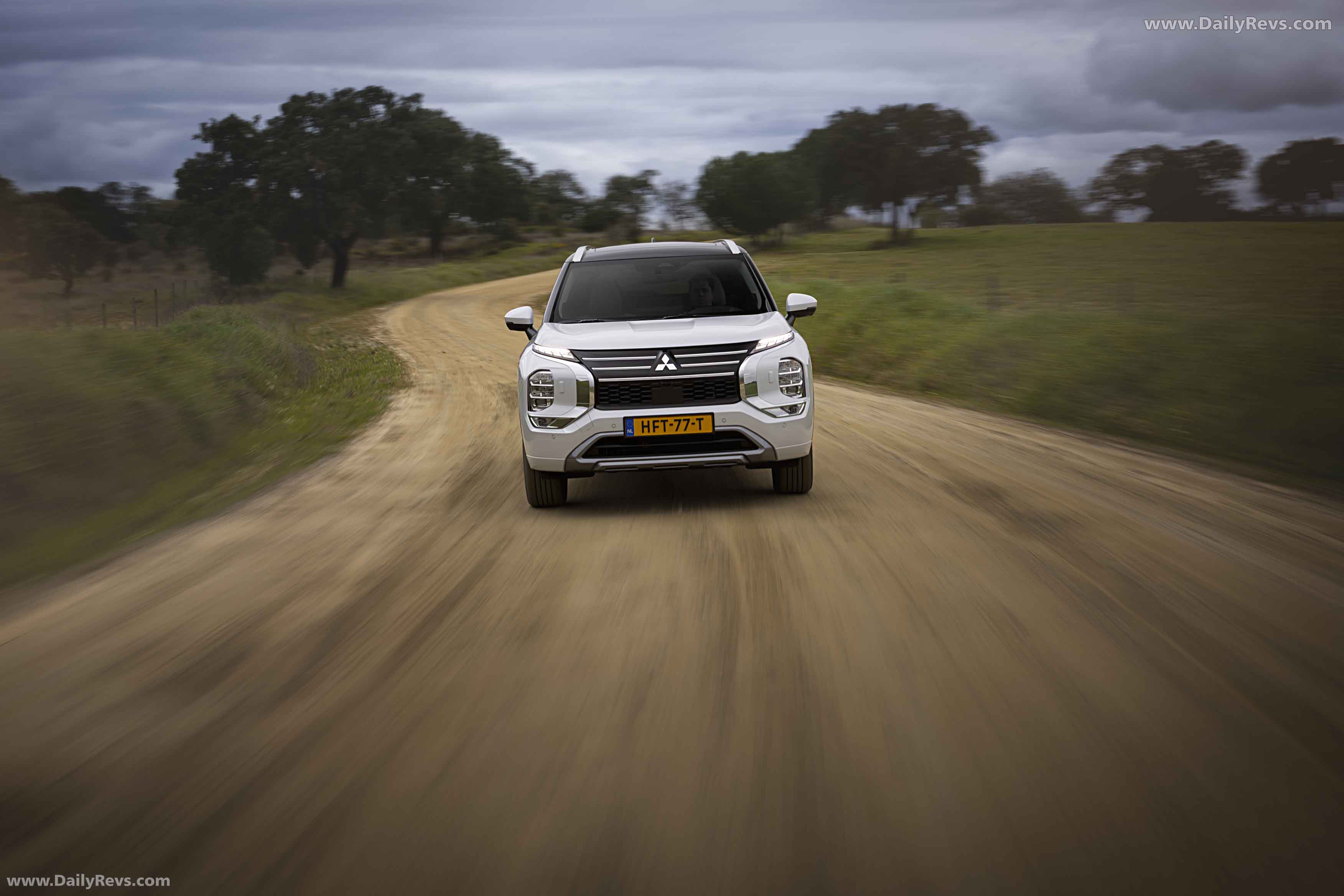 2025 Mitsubishi Outlander PHEV White Diamond Front View