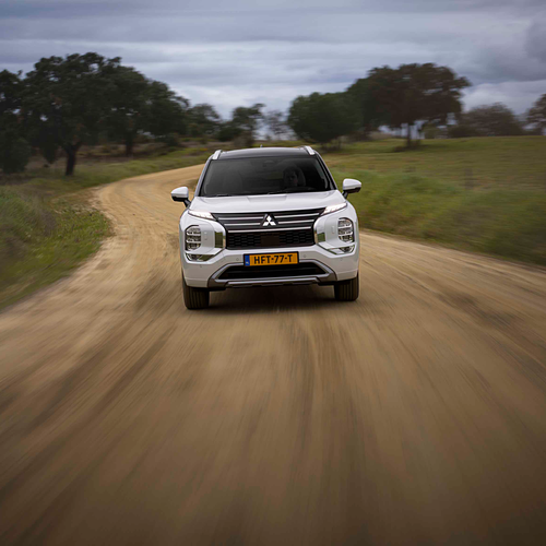 2025 Mitsubishi Outlander PHEV White Diamond Front View