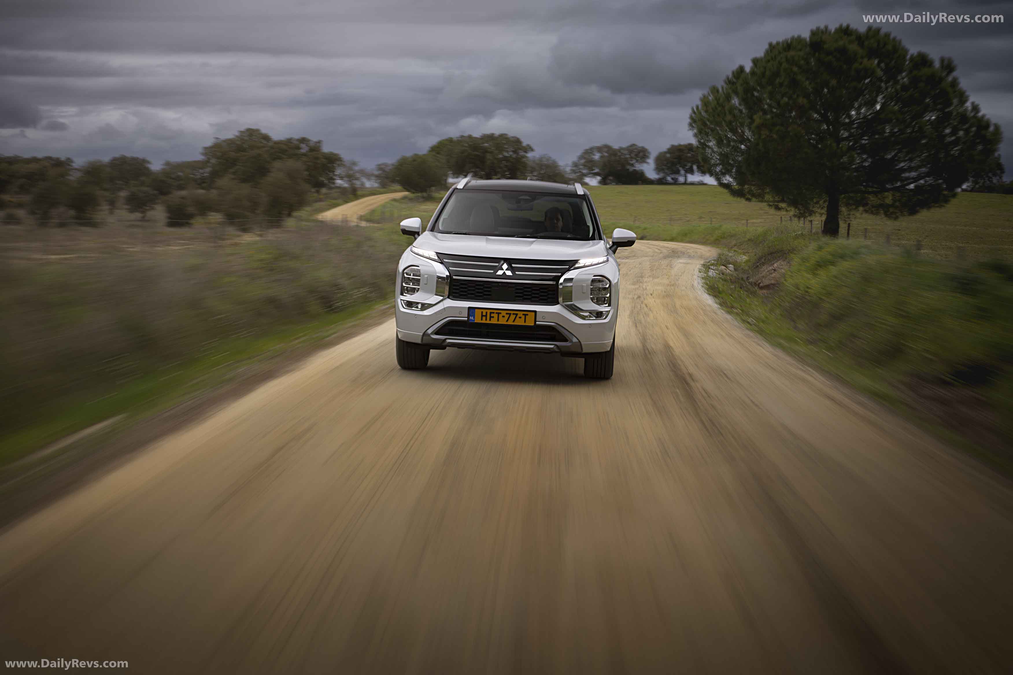 2025 Mitsubishi Outlander PHEV White Diamond Front View