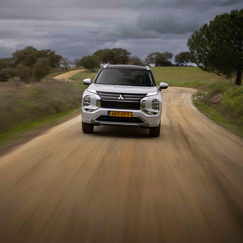 2025 Mitsubishi Outlander PHEV White Diamond Front View