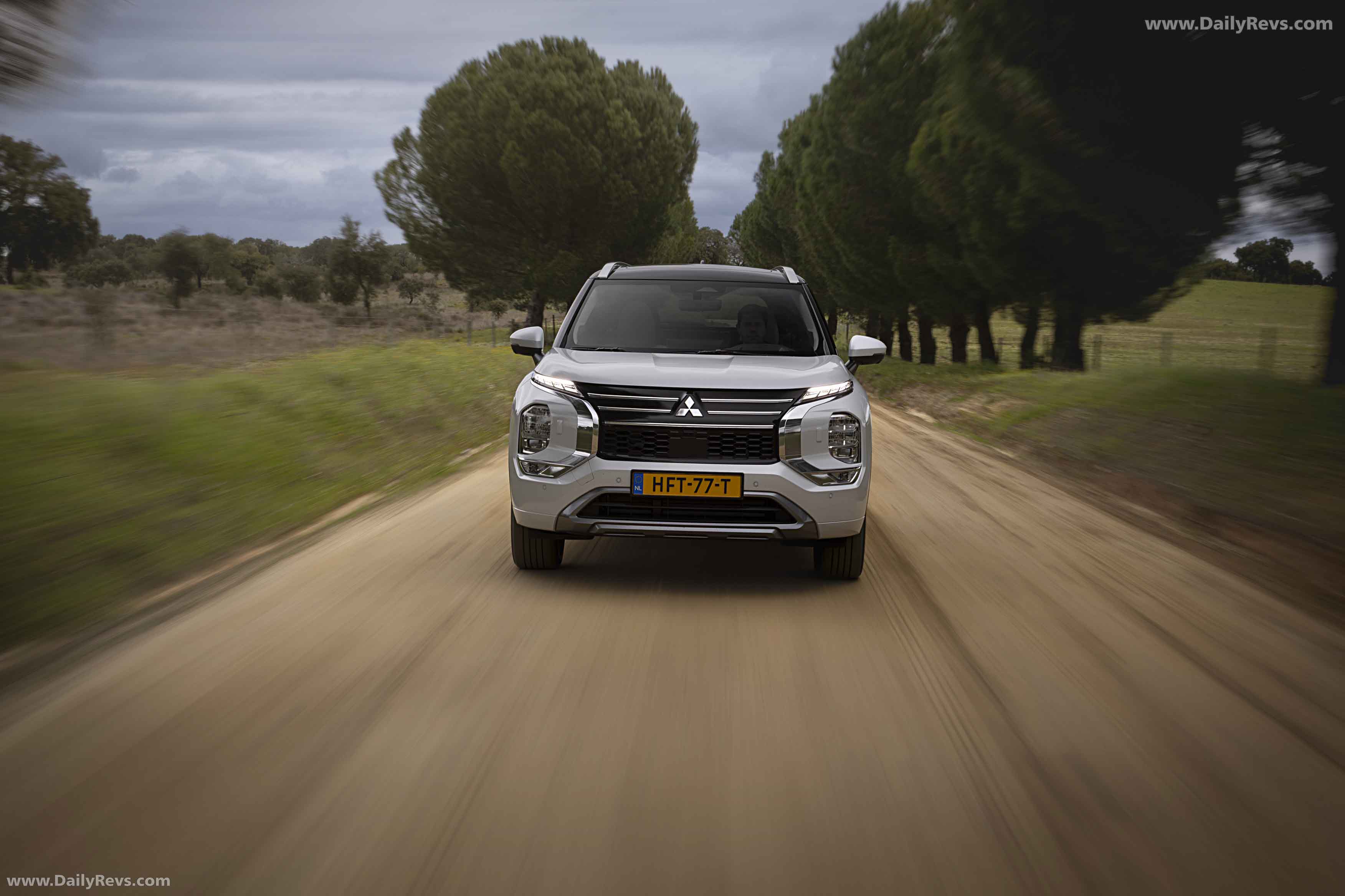 2025 Mitsubishi Outlander PHEV White Diamond Front View