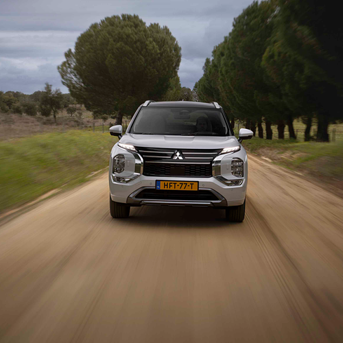 2025 Mitsubishi Outlander PHEV White Diamond Front View