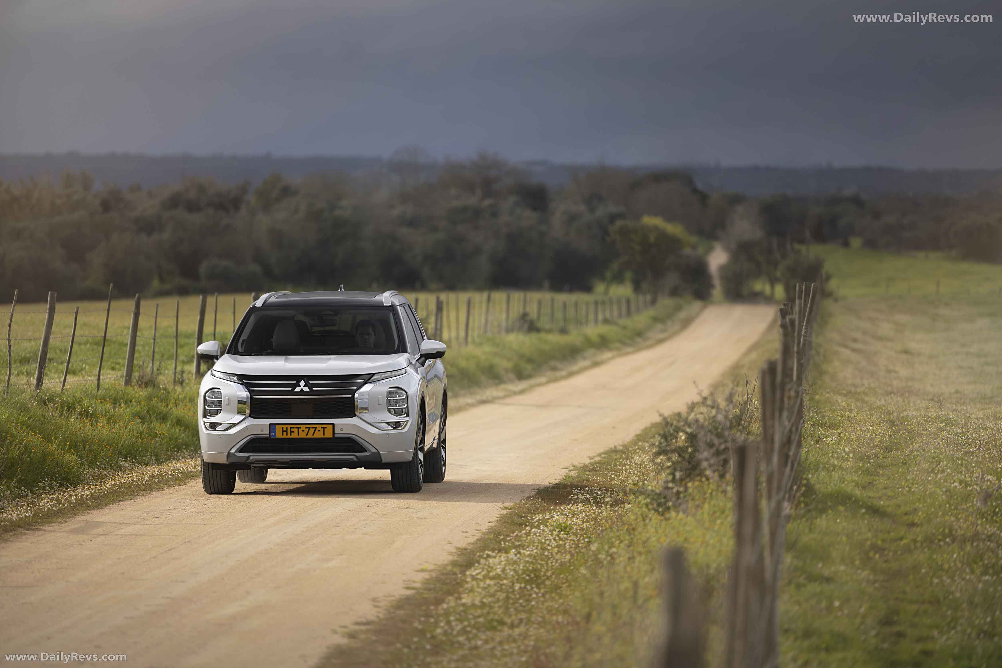 2025 Mitsubishi Outlander PHEV White Diamond Front View