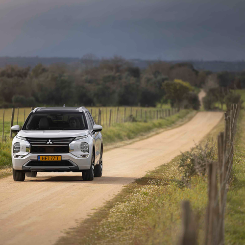 2025 Mitsubishi Outlander PHEV White Diamond Front View