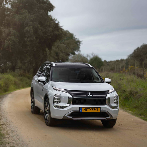 2025 Mitsubishi Outlander PHEV White Diamond Front View