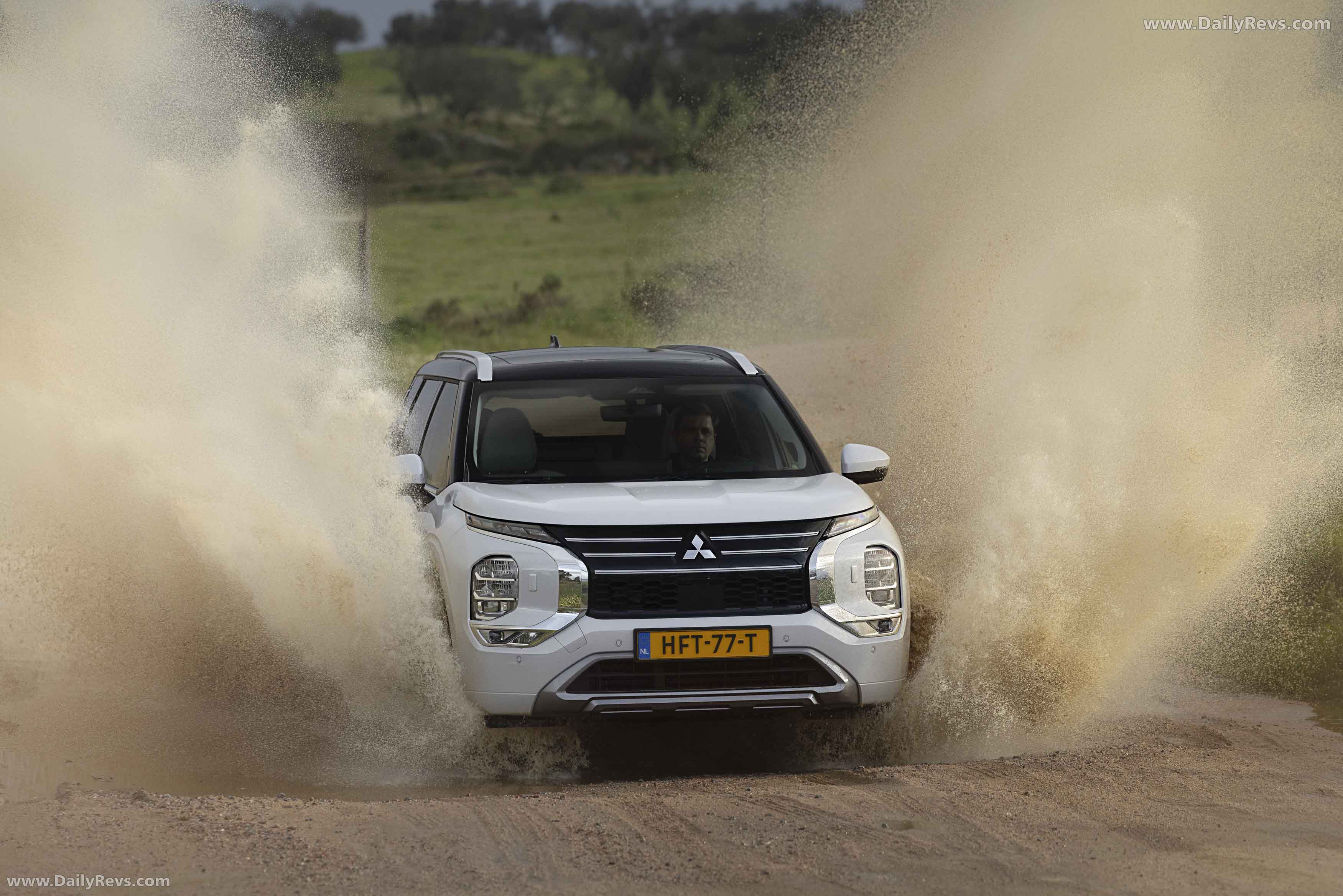2025 Mitsubishi Outlander PHEV White Diamond Front View