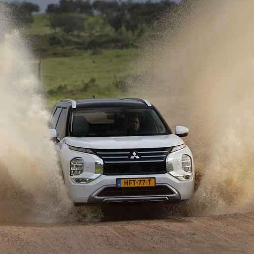 2025 Mitsubishi Outlander PHEV White Diamond Front View