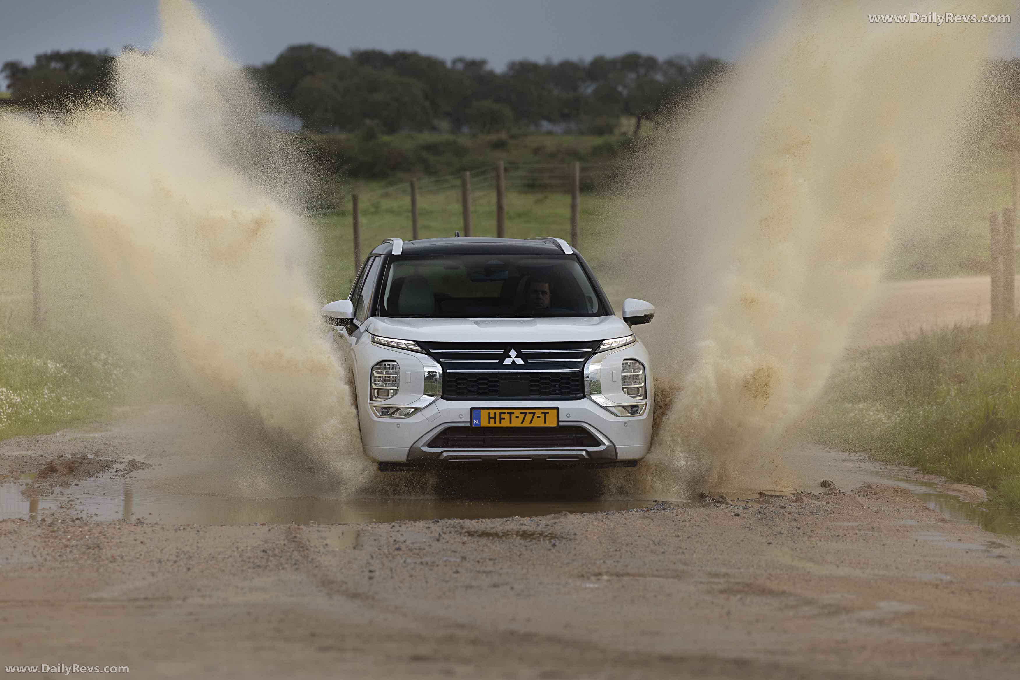 2025 Mitsubishi Outlander PHEV White Diamond Front View