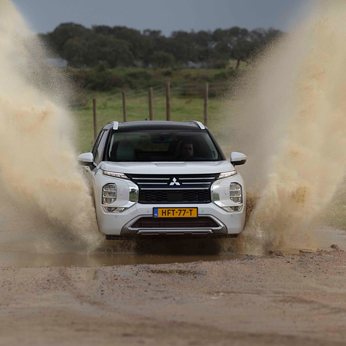 2025 Mitsubishi Outlander PHEV White Diamond Front View