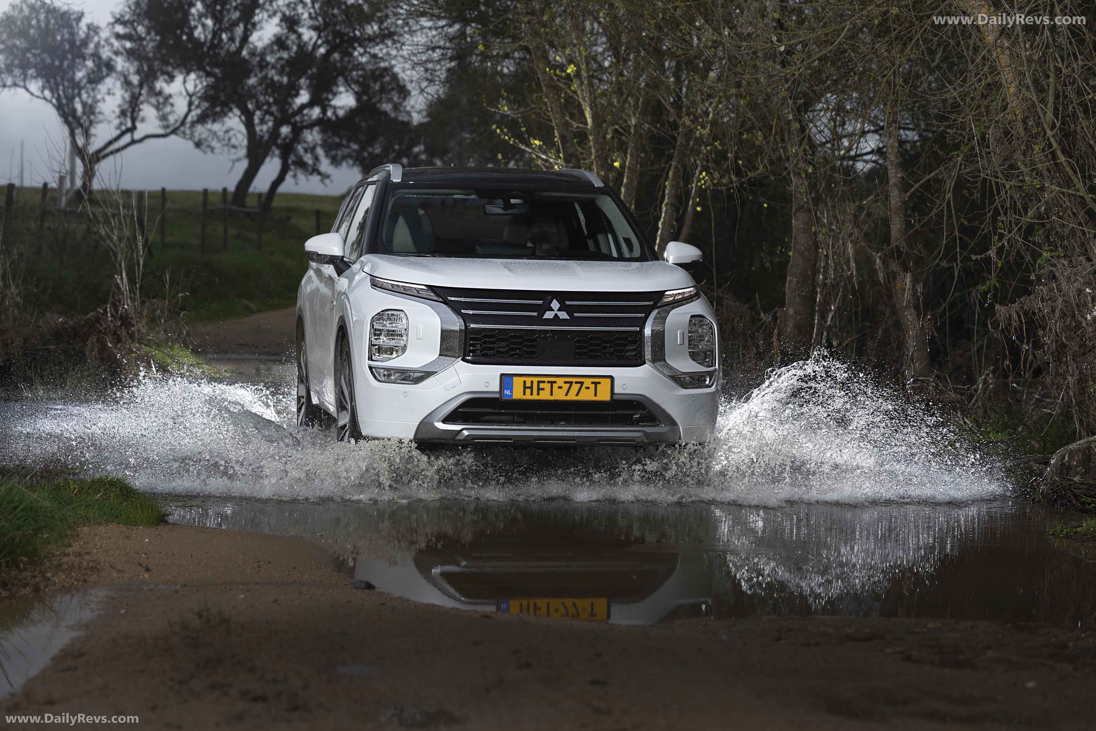 2025 Mitsubishi Outlander PHEV White Diamond Front View