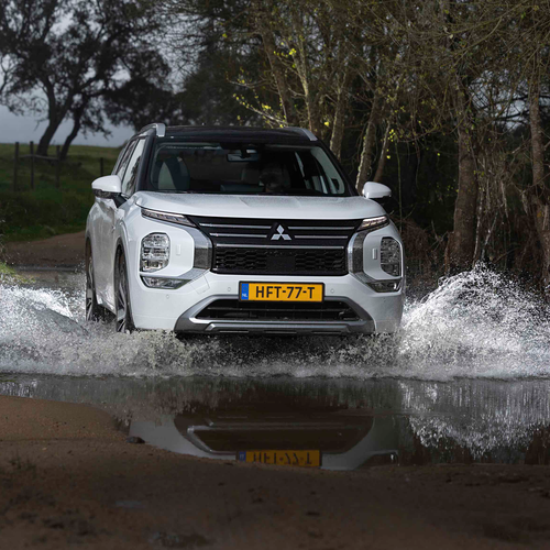 2025 Mitsubishi Outlander PHEV White Diamond Front View