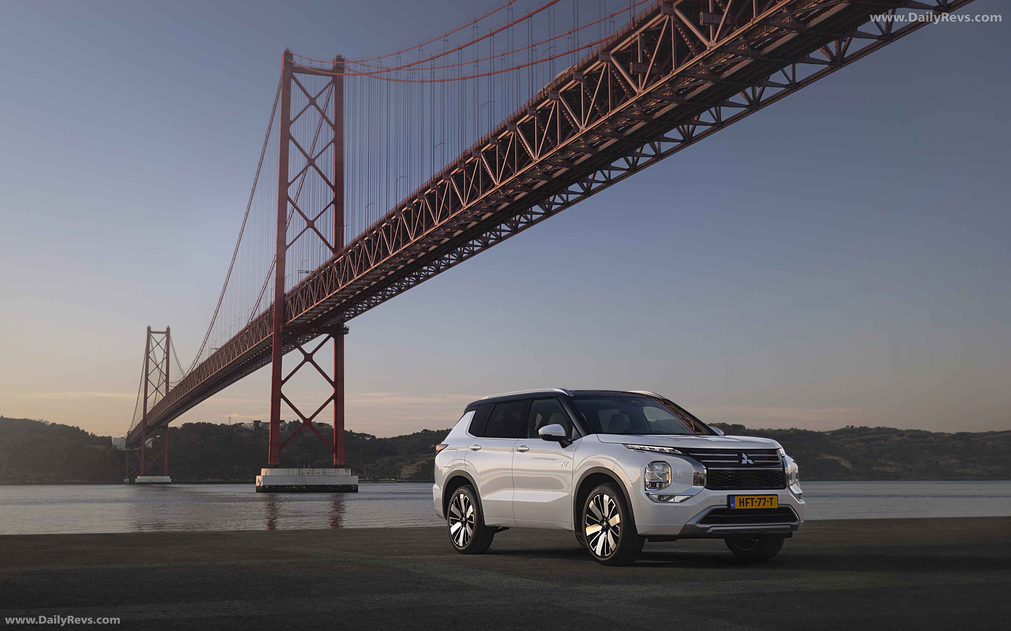 2025 Mitsubishi Outlander PHEV White Diamond Front View