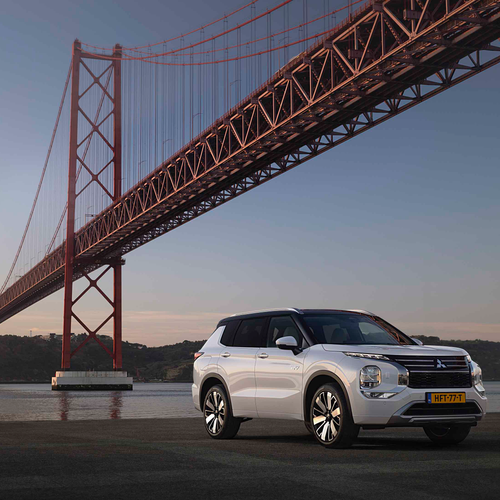 2025 Mitsubishi Outlander PHEV White Diamond Front View