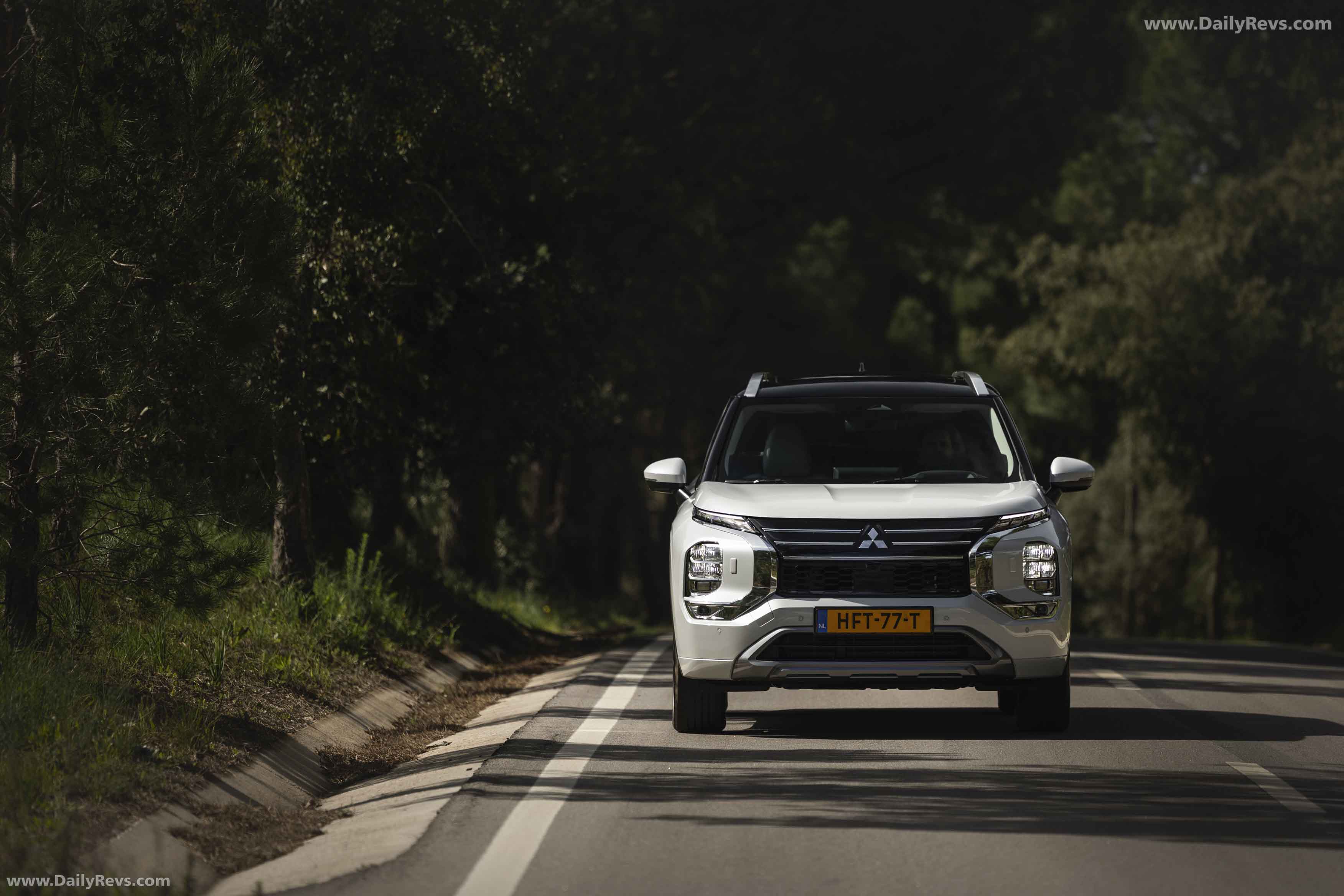 2025 Mitsubishi Outlander PHEV White Diamond Front View