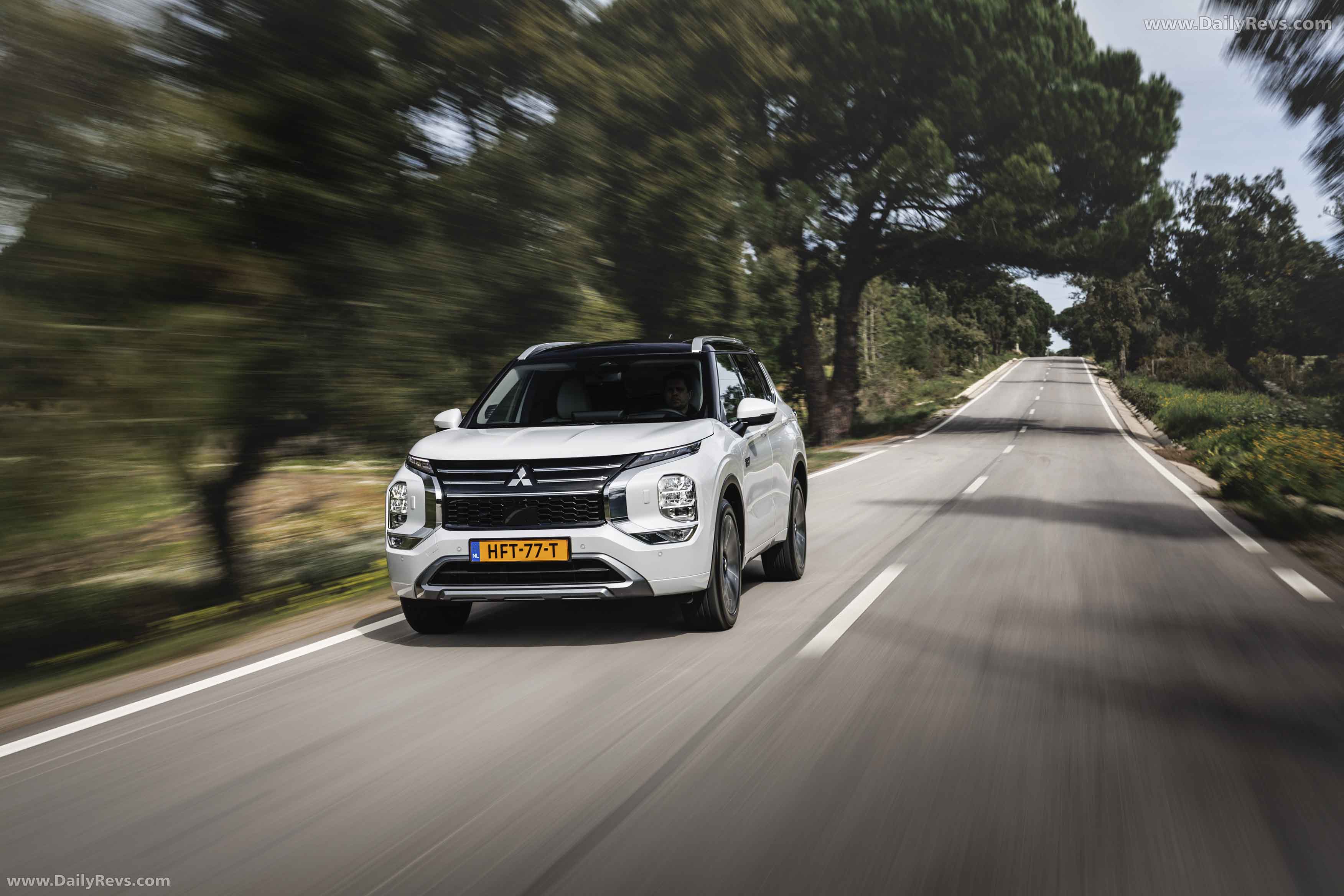2025 Mitsubishi Outlander PHEV White Diamond Front View