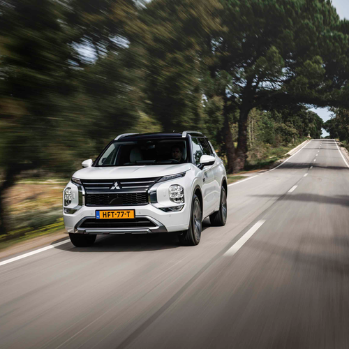 2025 Mitsubishi Outlander PHEV White Diamond Front View