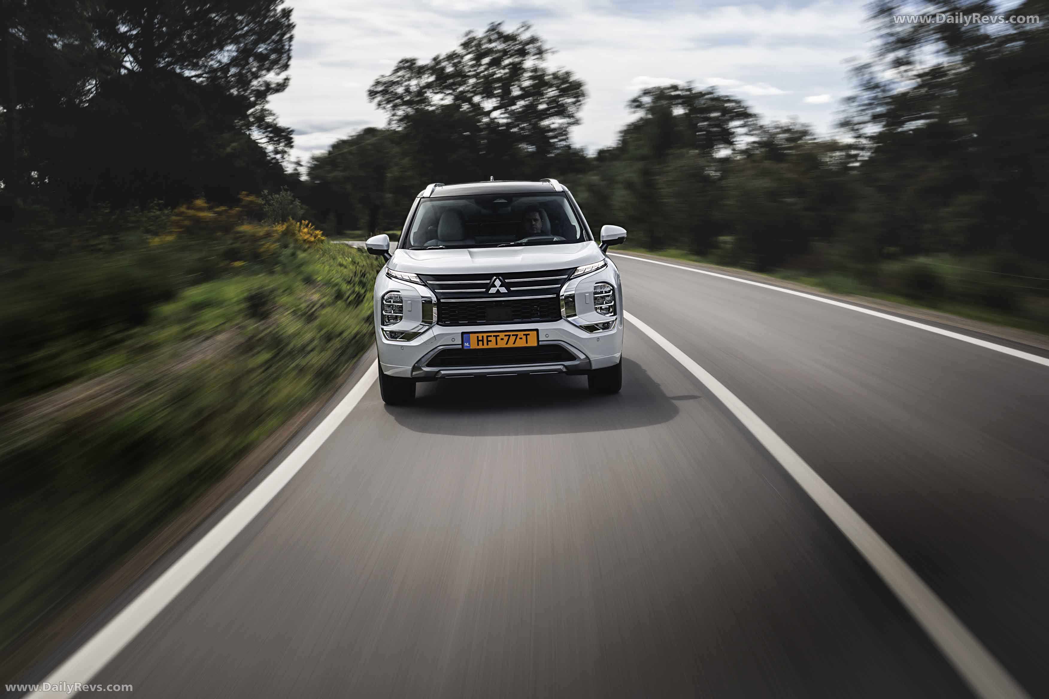 2025 Mitsubishi Outlander PHEV White Diamond Front View