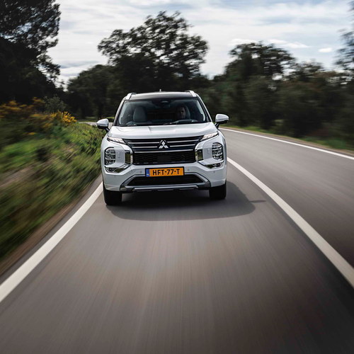 2025 Mitsubishi Outlander PHEV White Diamond Front View