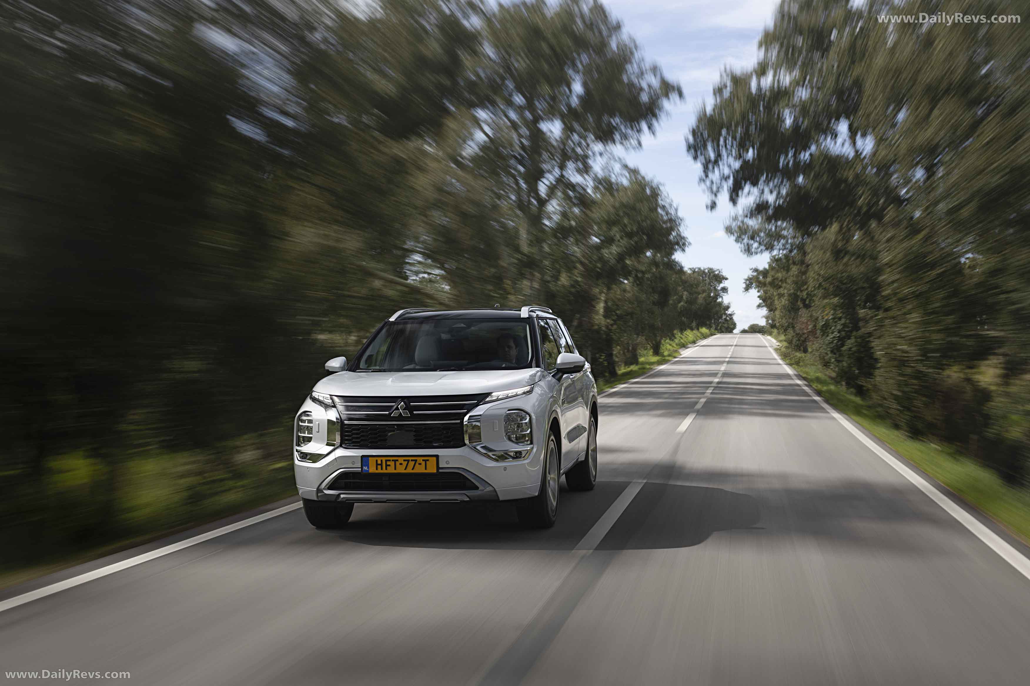 2025 Mitsubishi Outlander PHEV White Diamond Front View