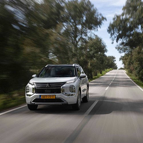2025 Mitsubishi Outlander PHEV White Diamond Front View