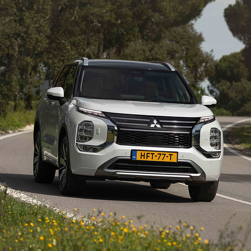 2025 Mitsubishi Outlander PHEV White Diamond Front View