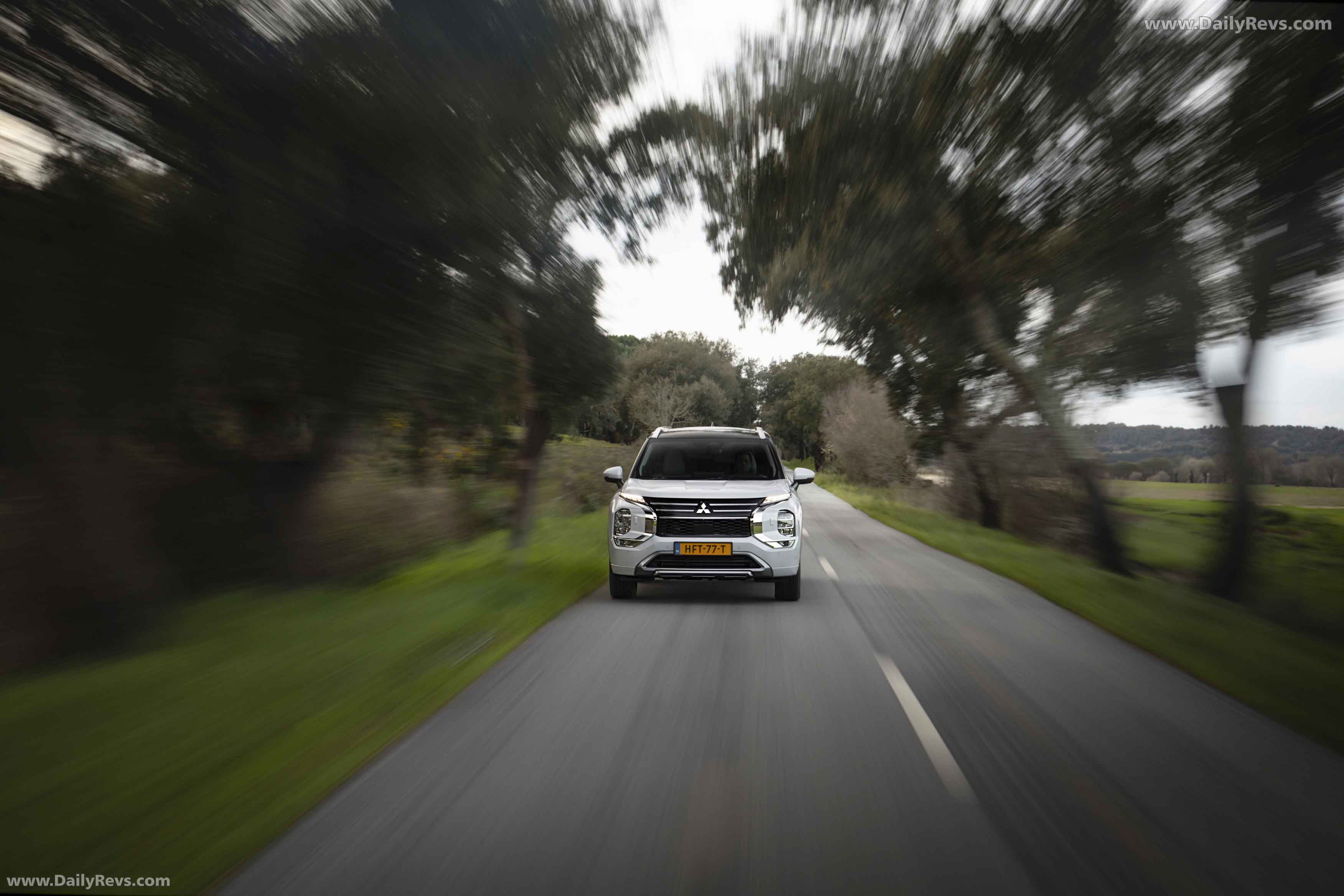 2025 Mitsubishi Outlander PHEV White Diamond Front View