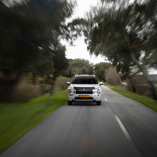 2025 Mitsubishi Outlander PHEV White Diamond Front View