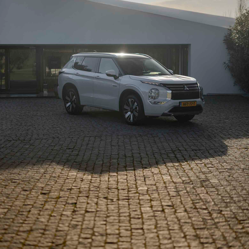 2025 Mitsubishi Outlander PHEV White Diamond Front View