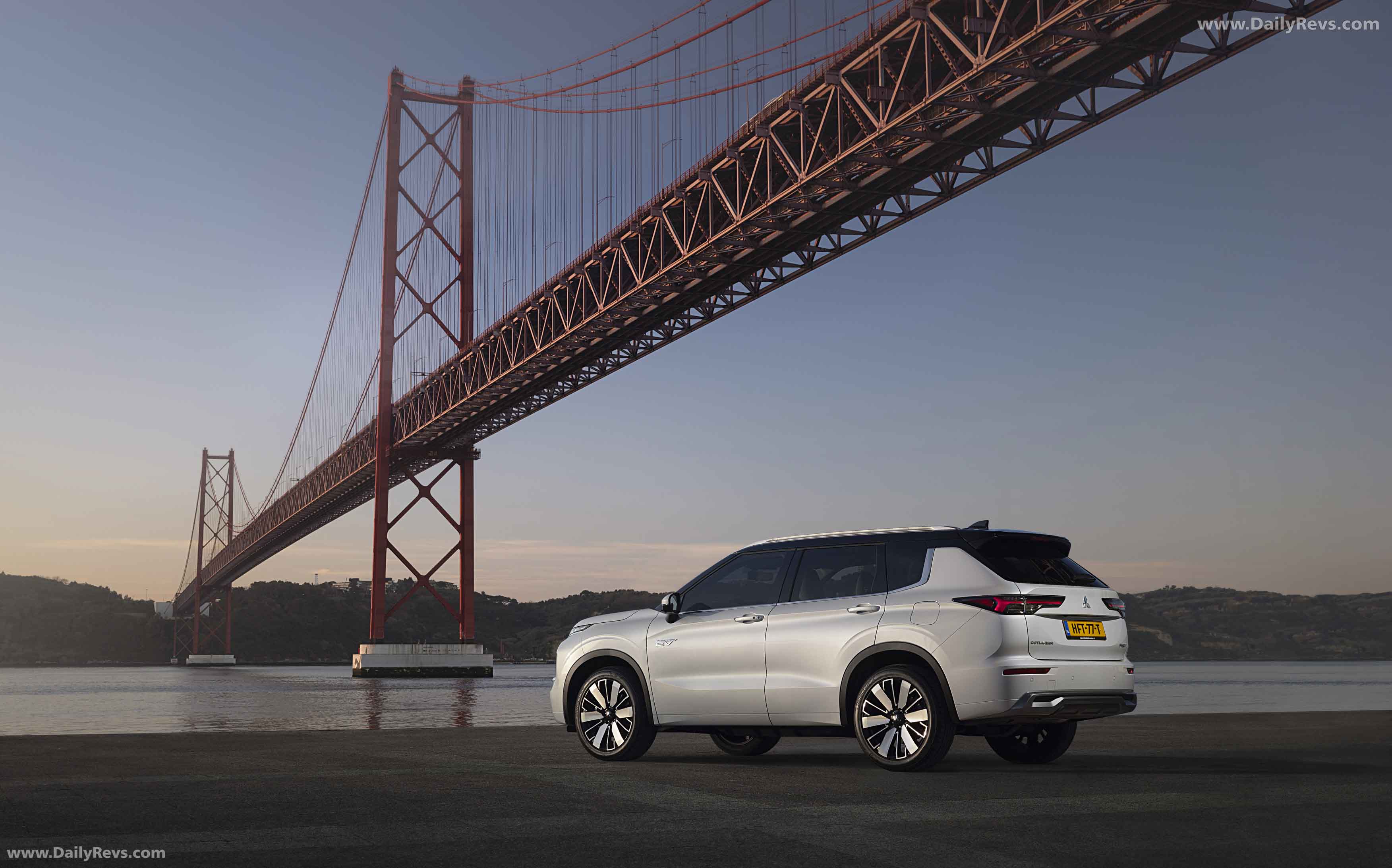 2025 Mitsubishi Outlander PHEV White Diamond Rear View