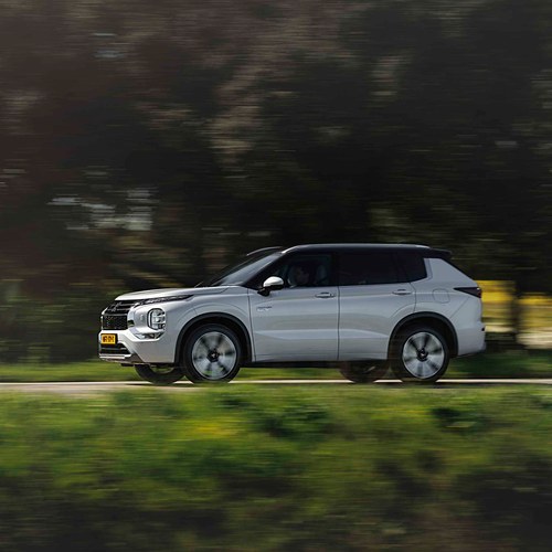 2025 Mitsubishi Outlander PHEV White Diamond Side View