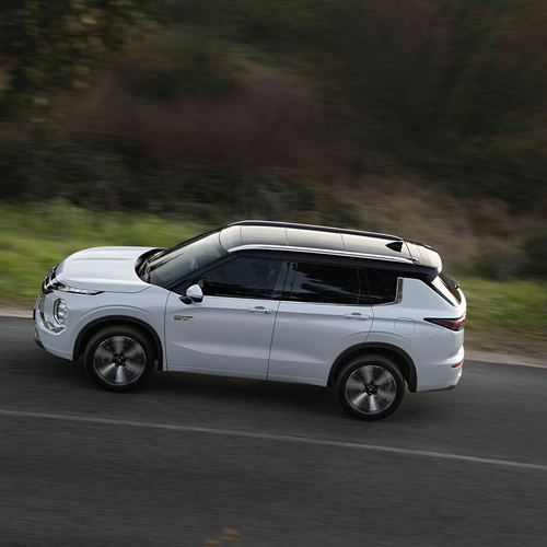 2025 Mitsubishi Outlander PHEV White Diamond Side View