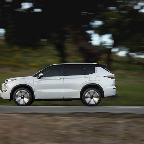 2025 Mitsubishi Outlander PHEV White Diamond Side View
