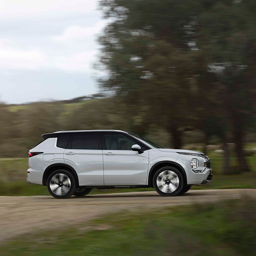 2025 Mitsubishi Outlander PHEV White Diamond Side View